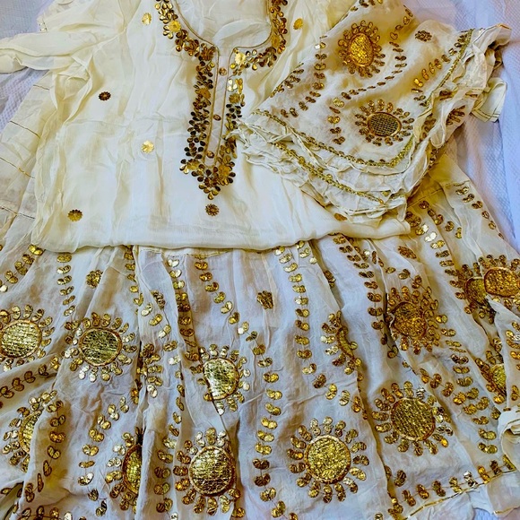 Embroidered shirt ,dupatta and lehanga - Picture 5 of 7